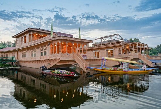 top acco Royal Dandoo Palace Group of Houseboats